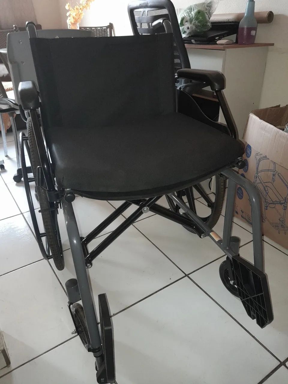 Cadeira de rodas manual confortável para 150kg, nova usada apenas uma vez.