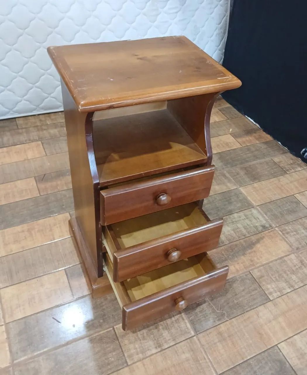 VENDO ESSA MESINHA DE MADEIRA  - Foto 2