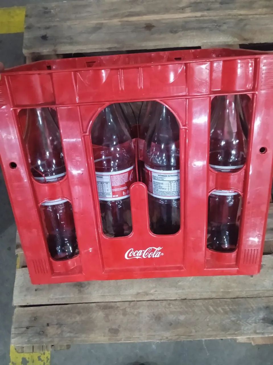 Quatro caixas de vasilhame de coca cola 1L vazias  - Foto 3