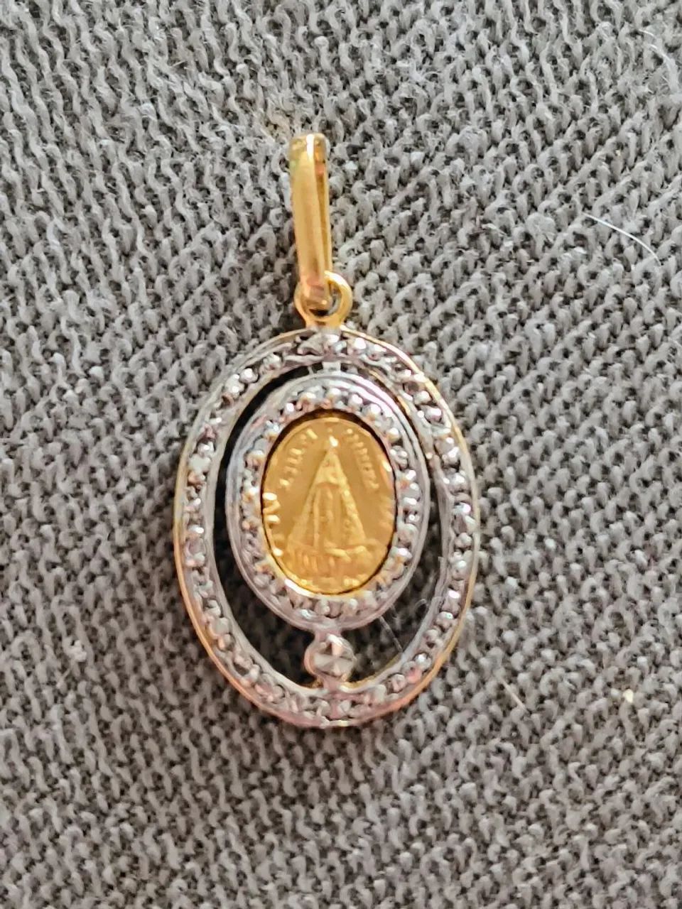 Pingente de Nossa Senhora em ouro branco e amarelo. - Foto 2
