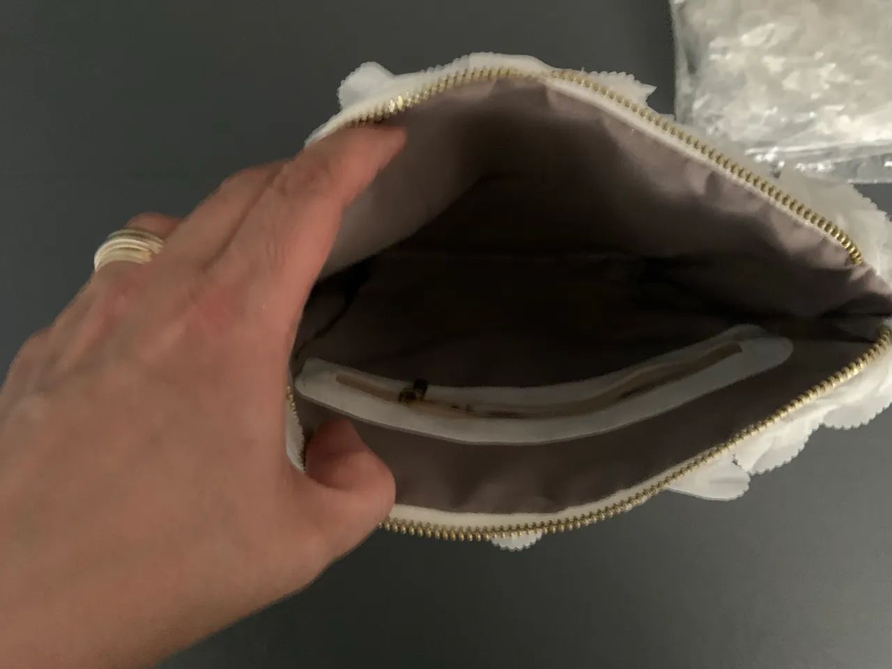 Bolsa diferenciada em tecido branca com aplique formando flores  - Foto 4