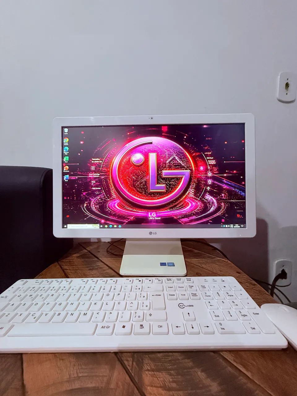 Promoção All in one  LG branco tela 22 polegadas full hd