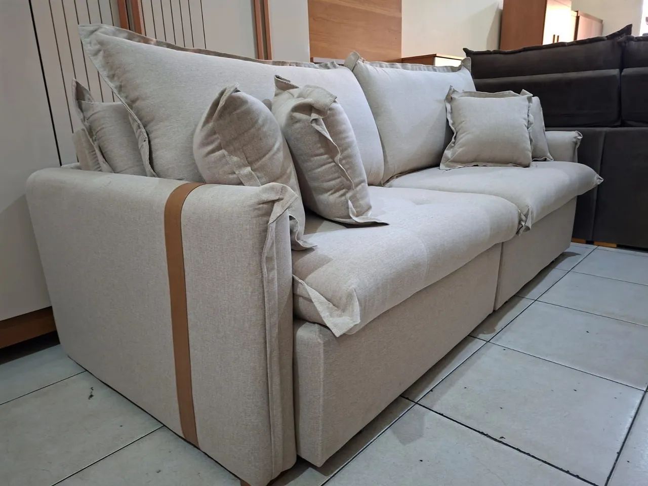 Sofá Cama Novo Tem 2.20 De Largura tecido linho cor Bege.