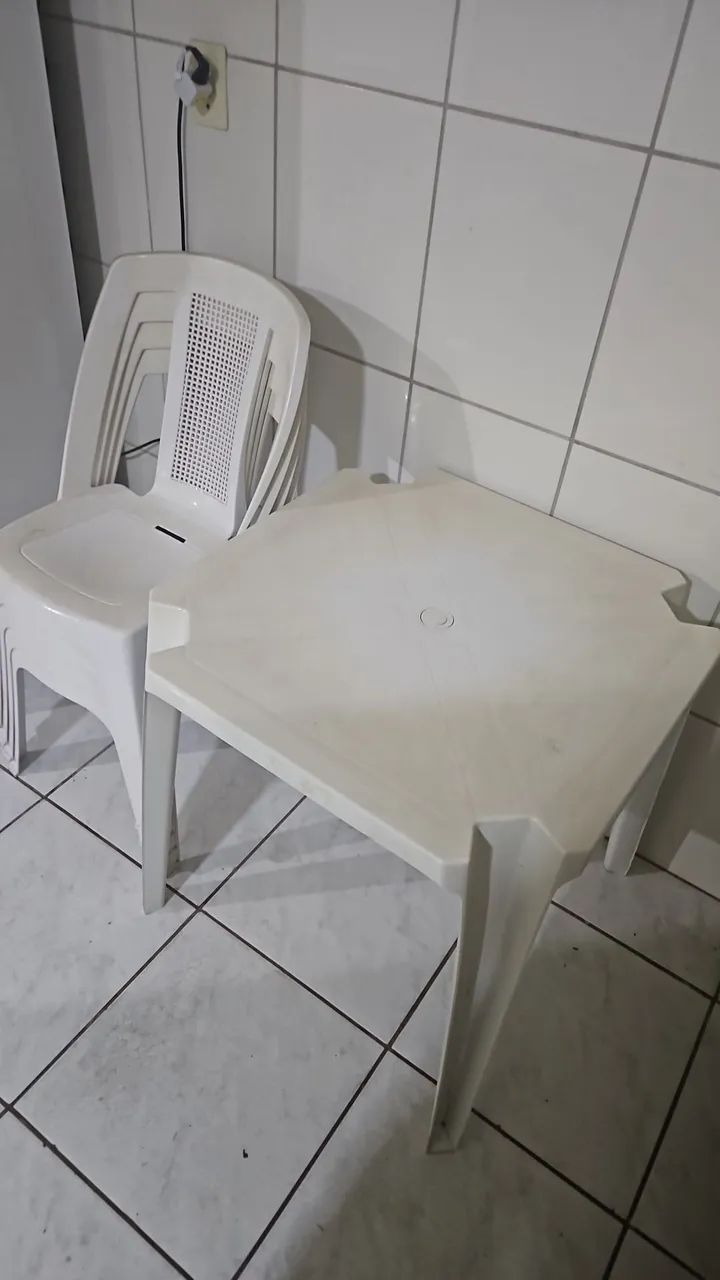 Mesa + 4 cadeiras de plástico reforçadas  - Foto 2