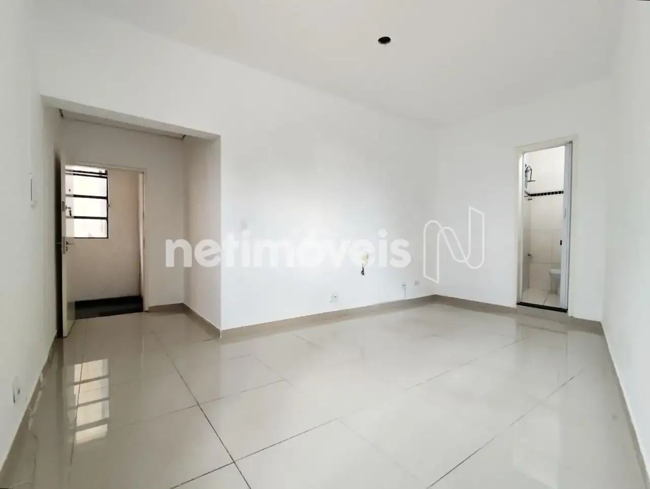 Sala comercial para alugar no bairro Coração Eucarístico, com 18 m²; de área e 1 banheiro.