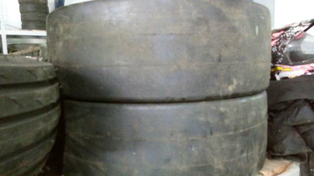 Pneus maciços 2.50-15 novos