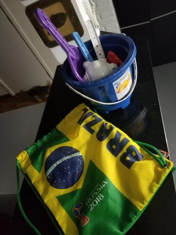 Mochila sacola oficial da copa + balde com brinquedos