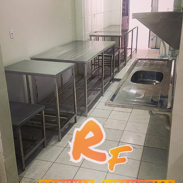 Coifa ,mesa , prateleira , estantes tudo de inox 