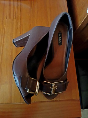 Sapato em couro preto - AREZZO - LuNana Brechó