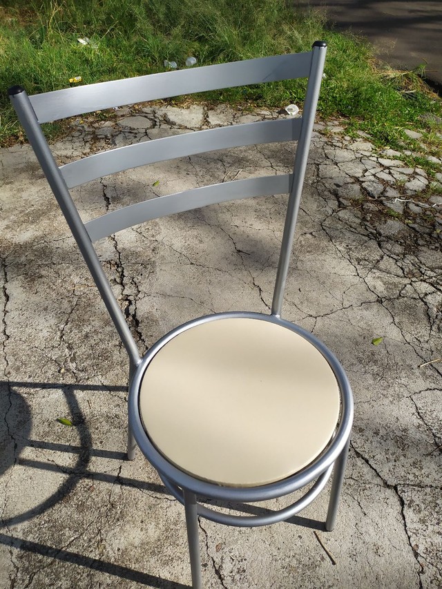Cadeira usada, porém pintura nova, vários modelos