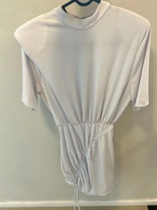 Vestido branco com detalhe de amarração