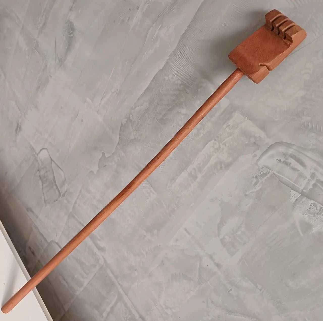 Mãozinha  de madeira. 