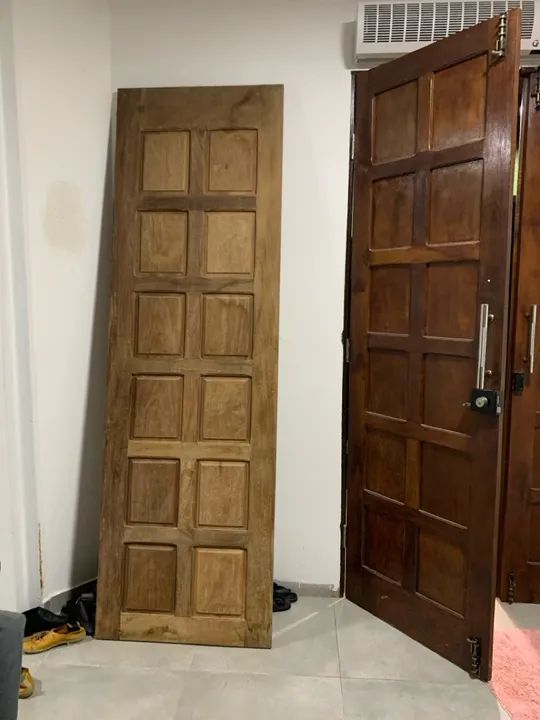 Vendo ótimoa uma porta de madeira  maciça pau darco nova - Foto 6