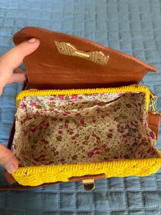 Bolsa de palha amarela com alça de couro