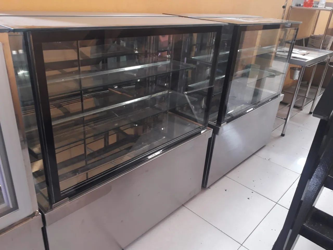 Vitrine refrigerada / tortas e doces/  fabricação sob medida  - Foto 3