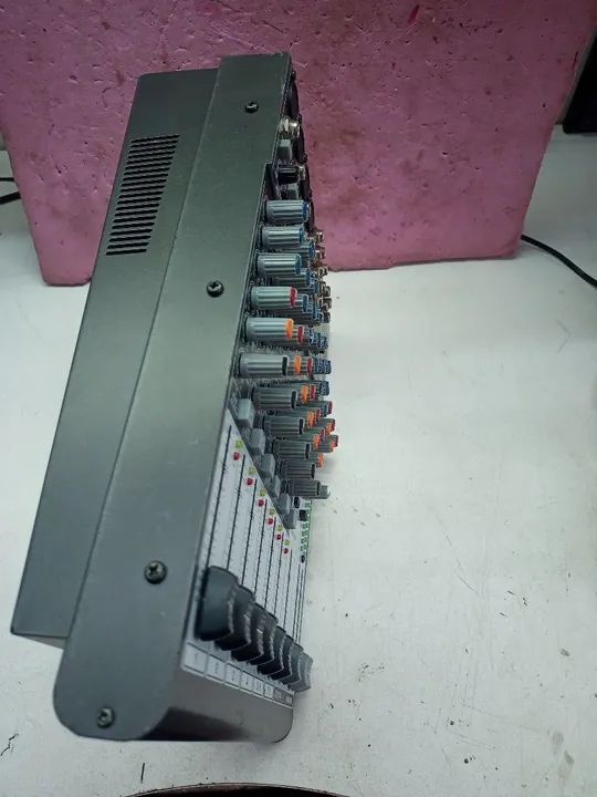 Mesa de Som Behringer 1204 - Foto 2