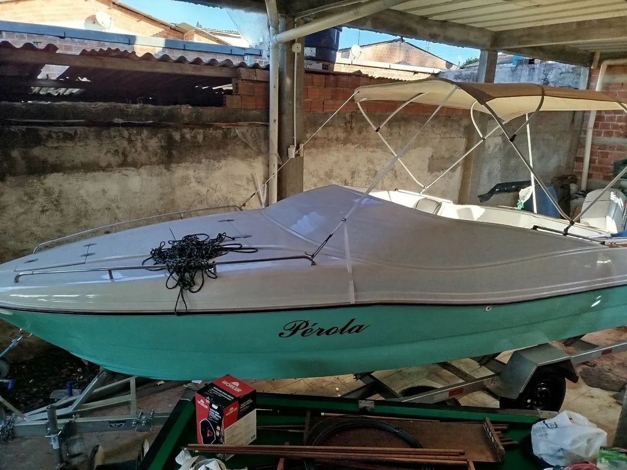 Lancha 22 pes cabinada 