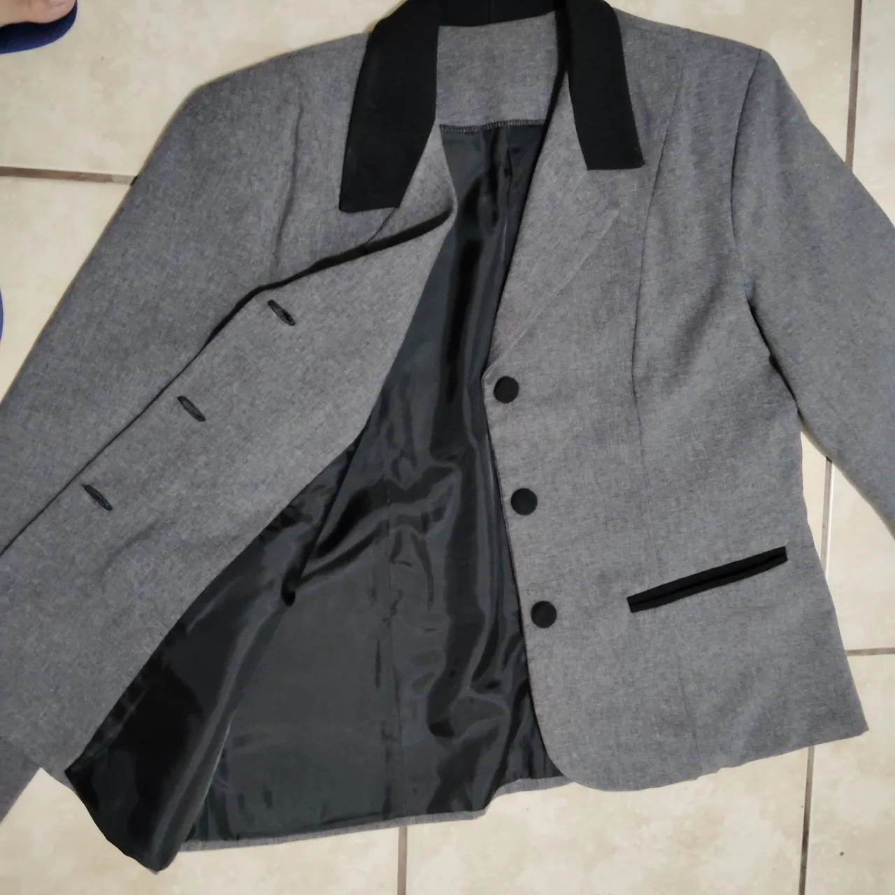 Blazer cinza com detalhes pretos