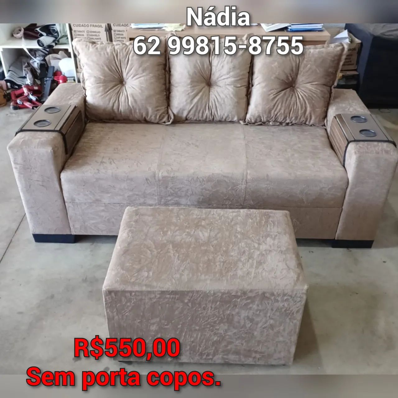 Sofá 3 lugares com puff À pronta entrega 