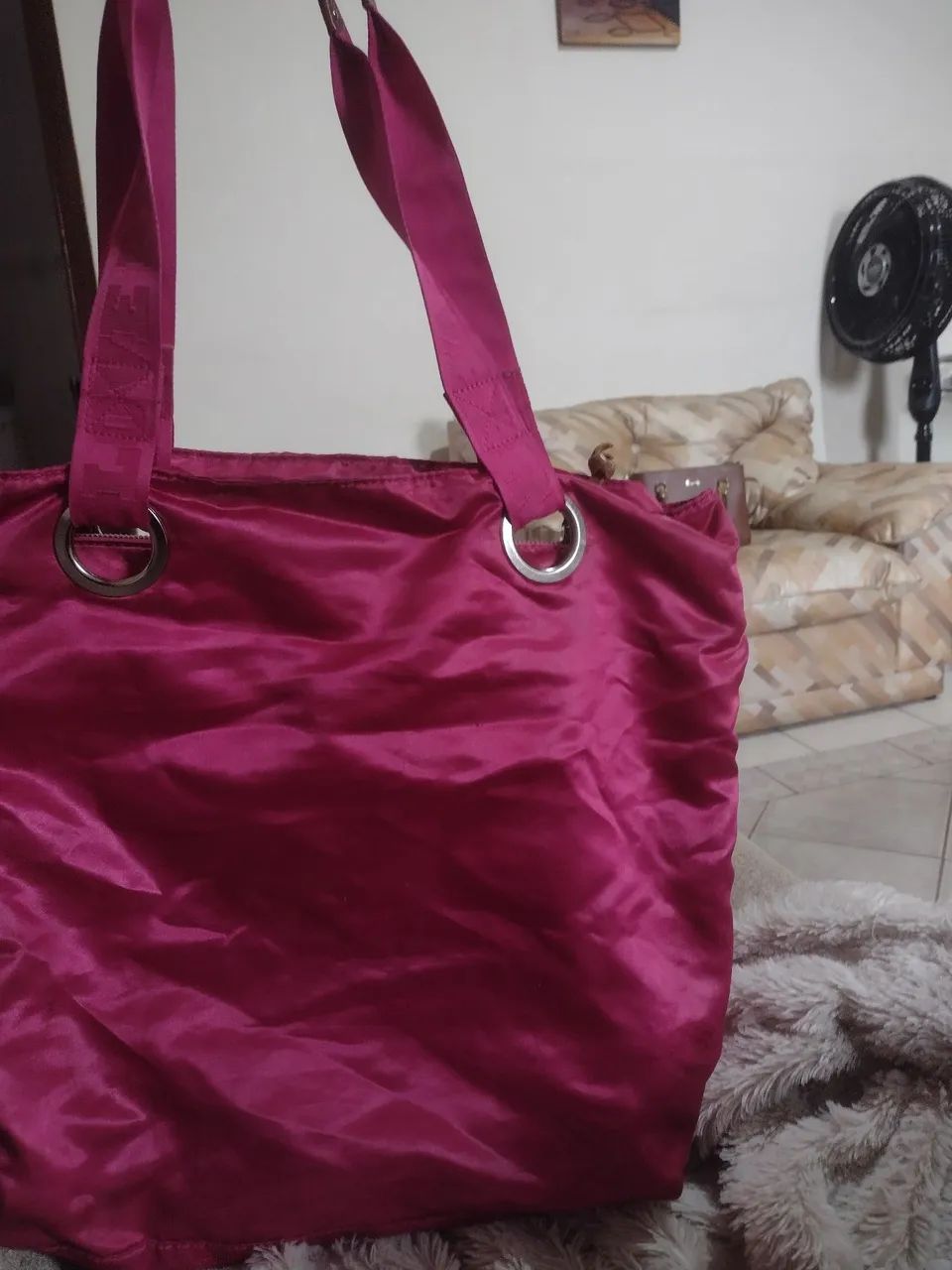 Vendo linda bolsa em cetim pink Victoria's secret  - Foto 2