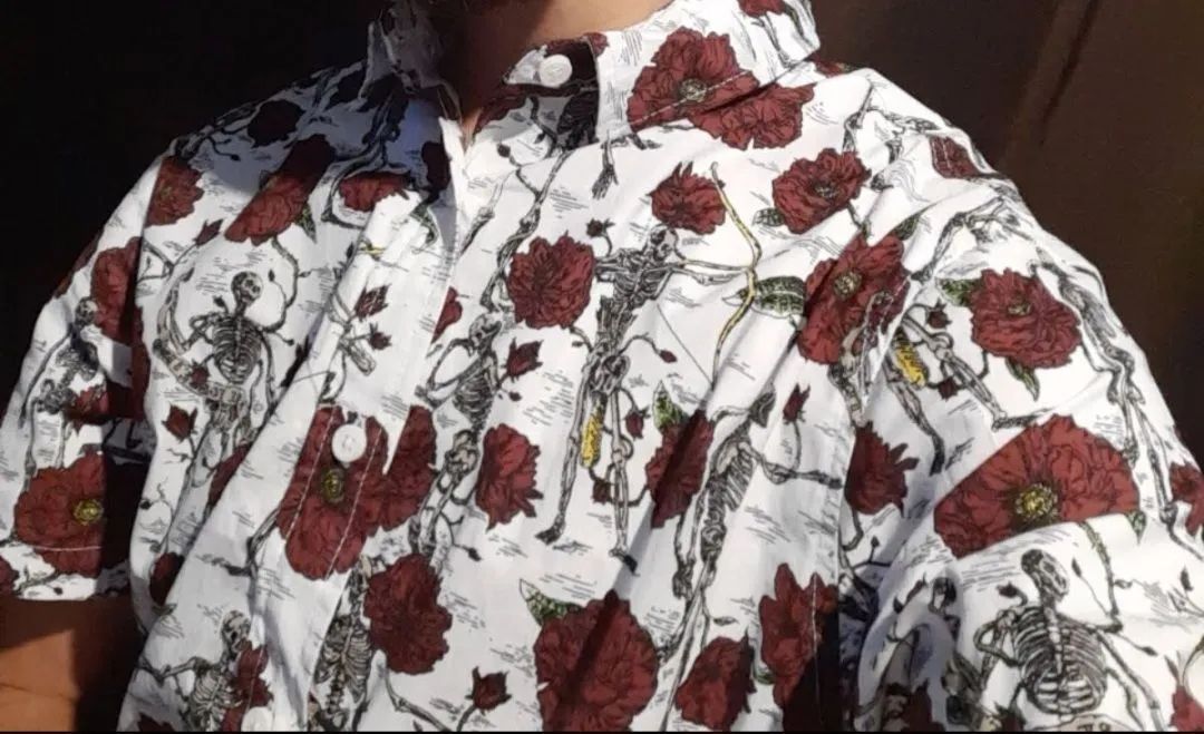 camisa de botão florida com caveiras  - Foto 2