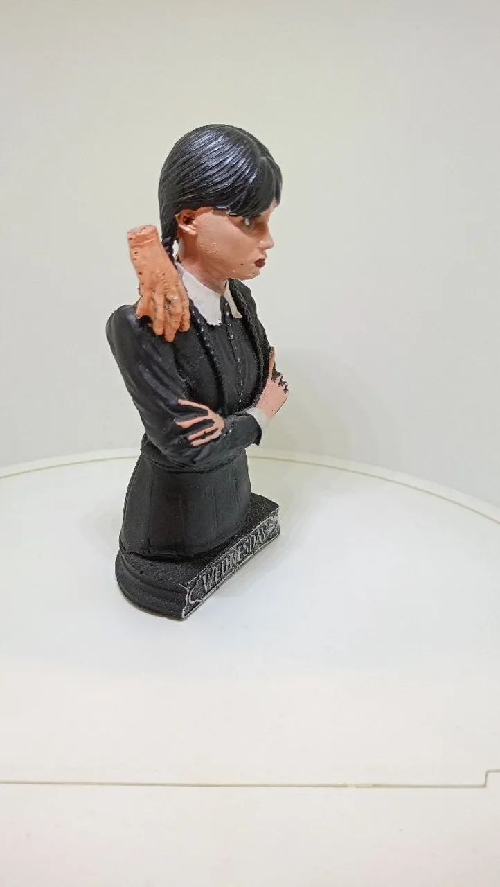 Estátua Wednesday Addams com Mãozinha - Foto 2