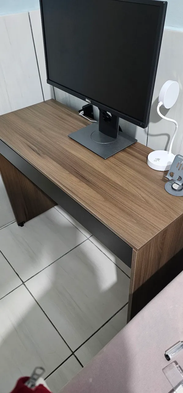 Escrivaninha moderna em madeira