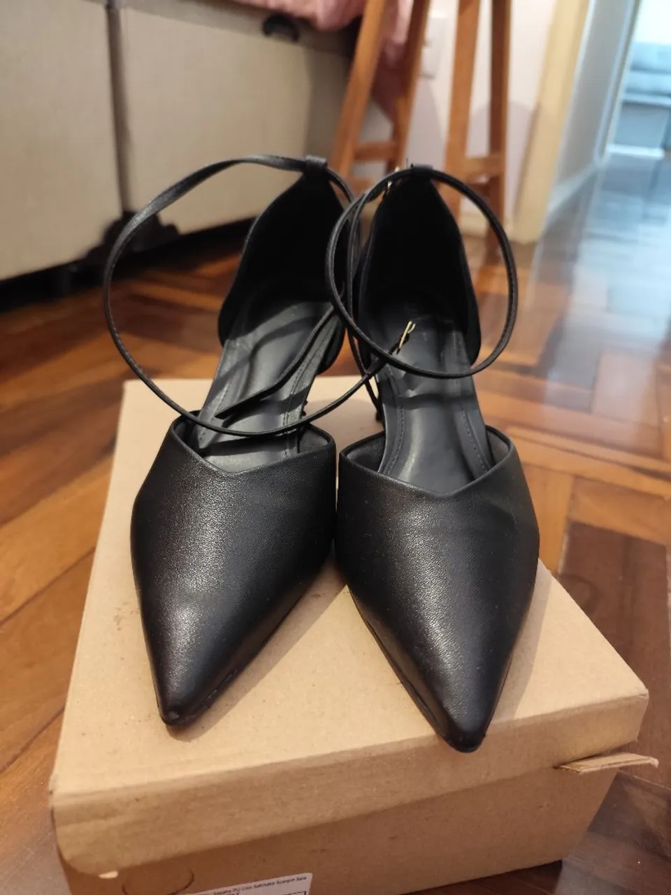 Scarpin Preto com Tira no Tornozelo. Tamanho 36