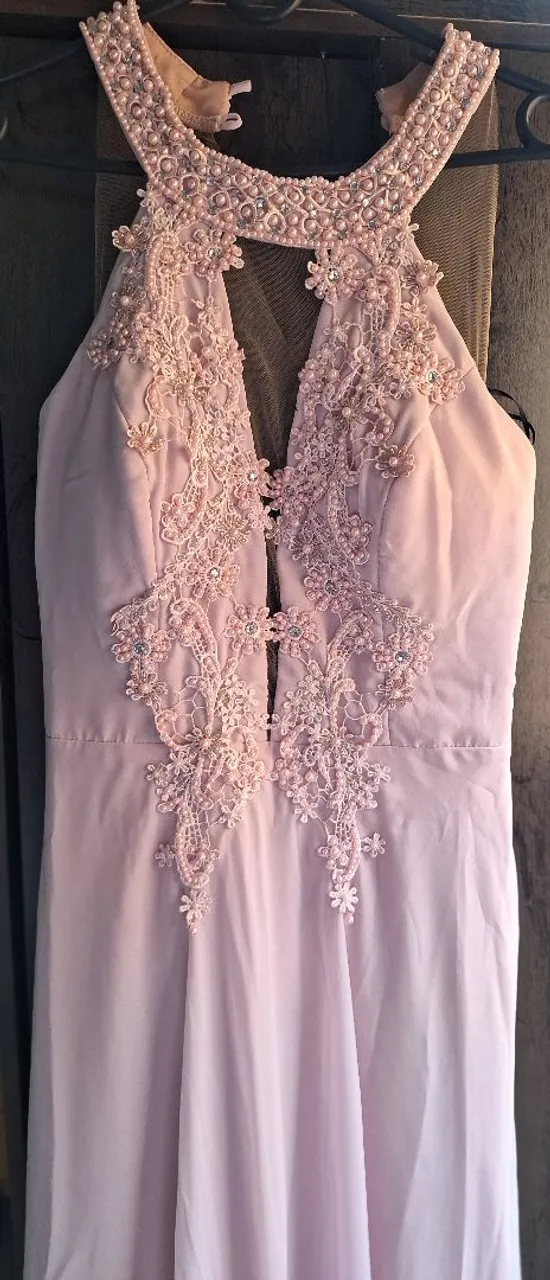 Vestido de Festa - Rosa com detalhes em renda e pedras