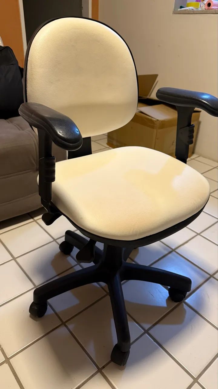 Cadeira de escritório em couro branco  - Foto 4