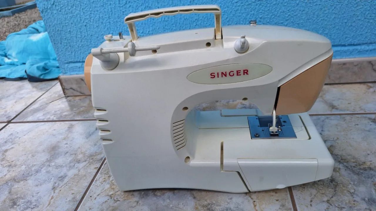 Máquina de Costura Singer Carina - Foto 5
