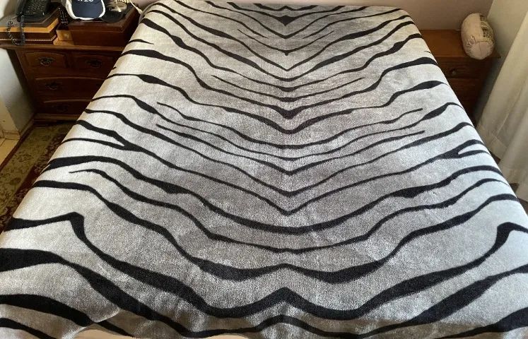 COBERTOR RASCHEL SUPER  SOFT  ANTIALERGICO CINZA E PRETO