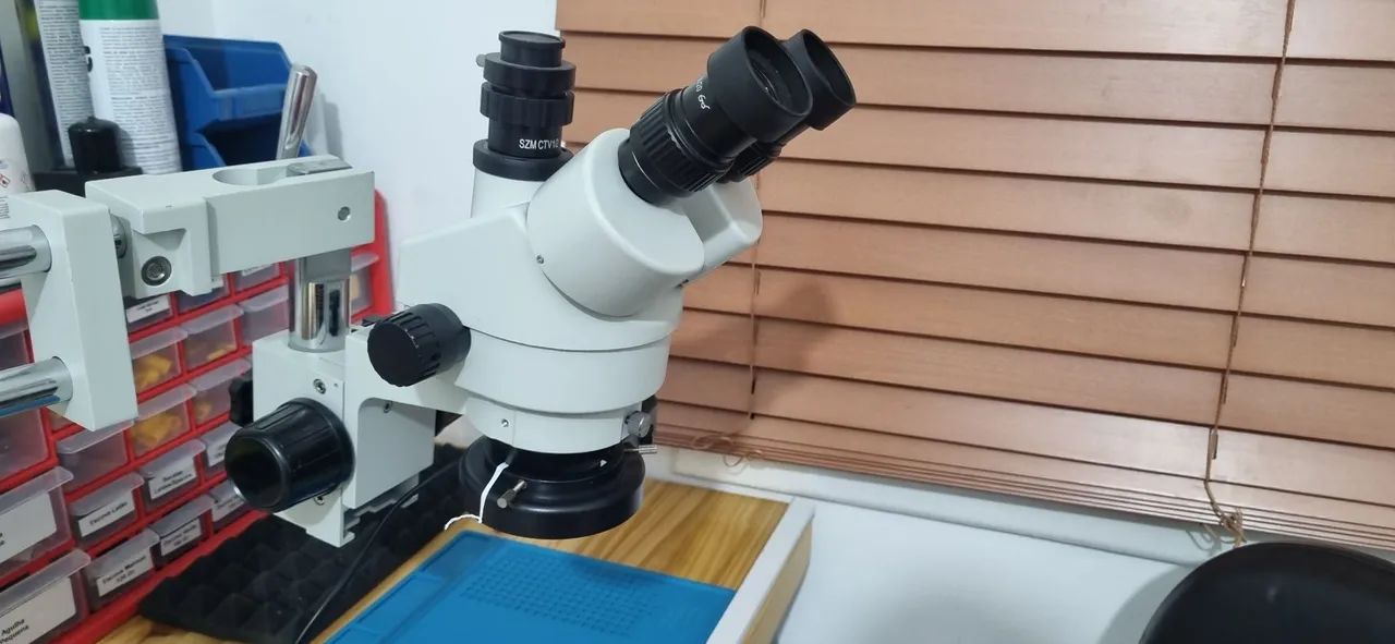 Microscópio de Bancada - Trinocular