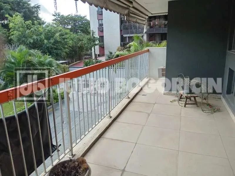 Barra da Tijuca 3 QUARTOS, ORIGINAL 4 QUARTOS SENDO 1 SUITE E DEPENDÊNCIA COMPLETA 2 VAGAS - Foto 2