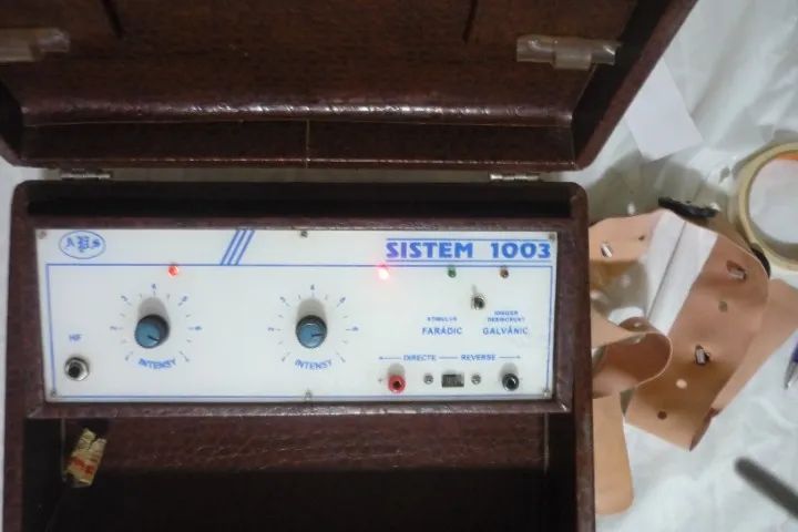 Maleta Antiga Aparelho Eletrônico Funciona Leia Descrição (Usado) - Foto 3