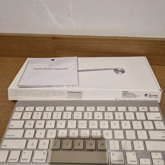 Defeito Teclado bluetooth Apple A1314 QWERTY inglês internacional cor branco e cinza origi