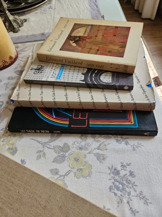 Livros de Arte e Design, vários gêneros e títulos, alguns raros, bem conservados.