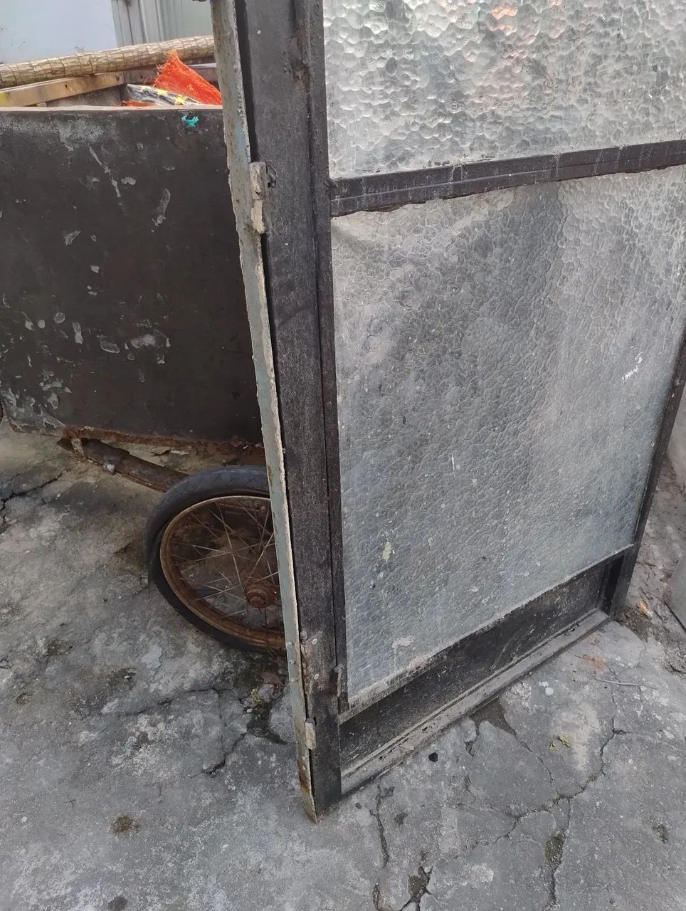 Porta de ferro com detalhes em vidro - Foto 3