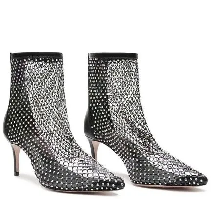 Botas femininas pretas com detalhes brilhantes