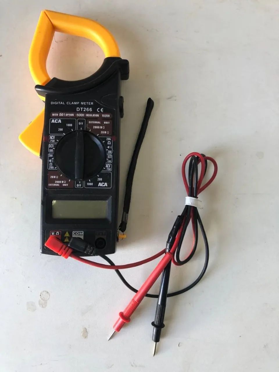 Alicate Amperímetro Digital DT266 - Medição de Corrente e Tensão