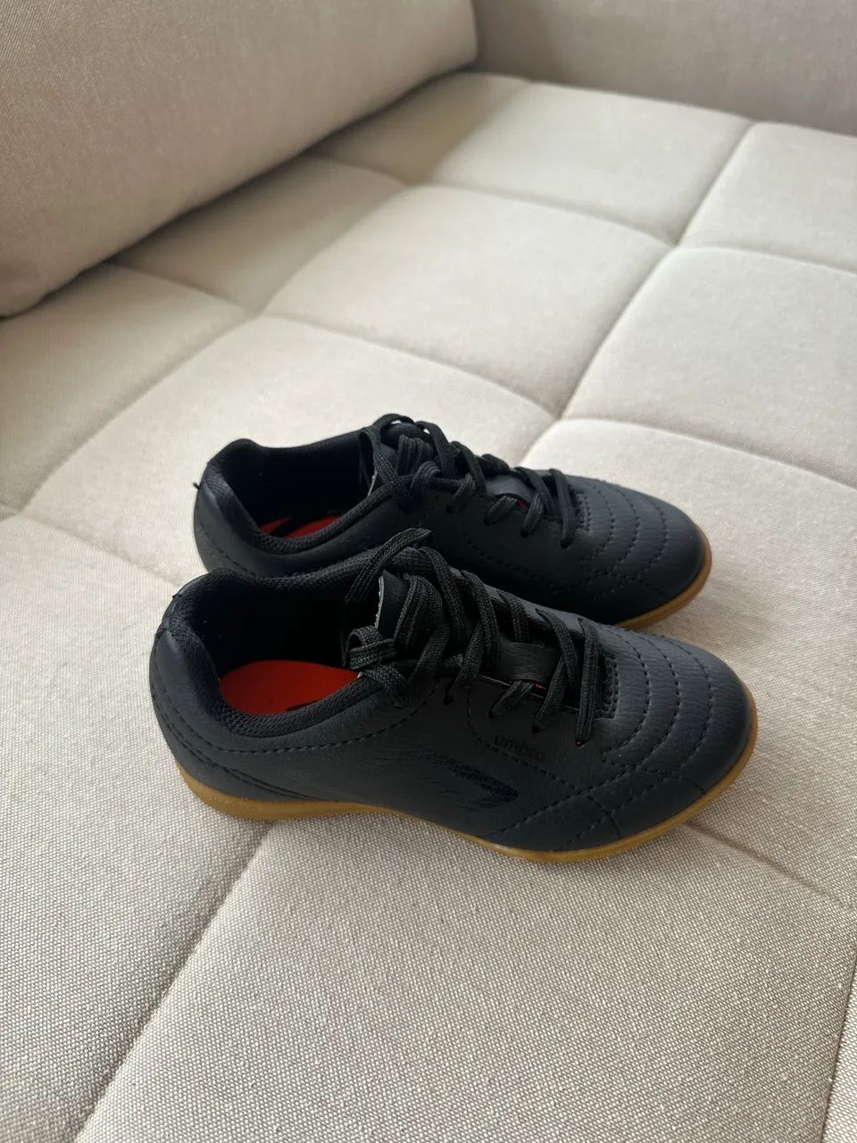 Chuteira Umbro preta Futsal Infantil TAM 28
