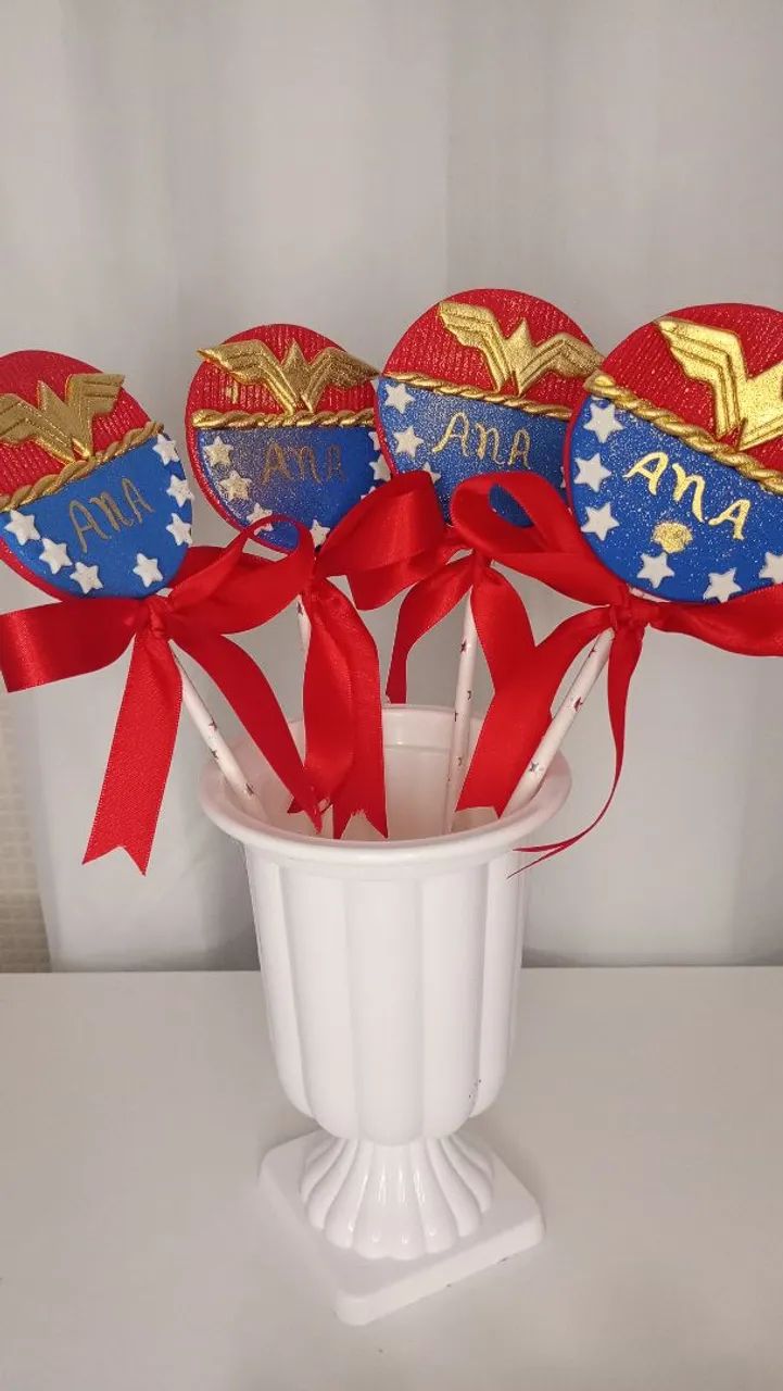 Bolo decorado com docinhos personalizados para aniversário - Foto 4