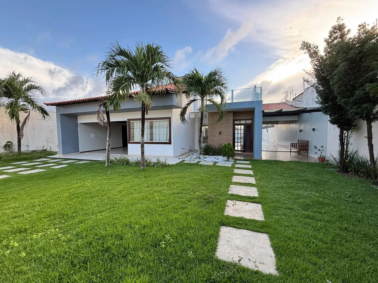 EXCELENTE CASA PARA LOCAÇÃO PRÓXIMO A PRAIA