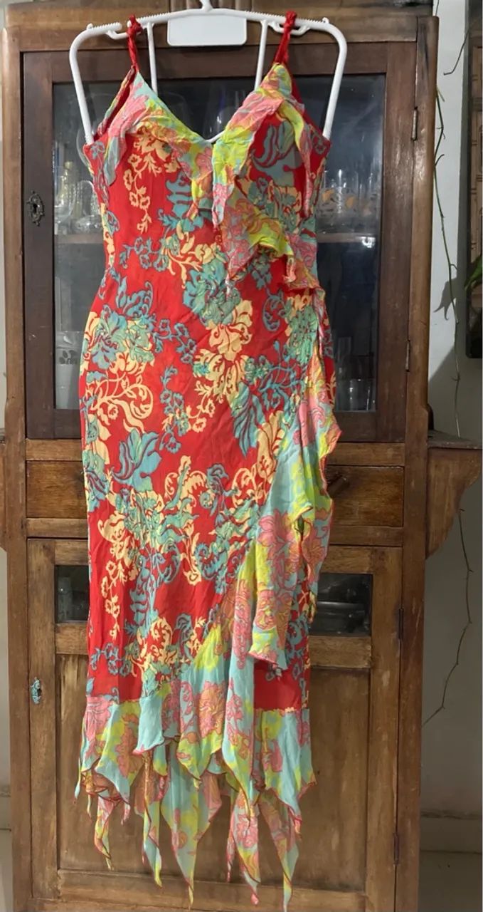 Vestido floral de crepe e babados assimétricos 