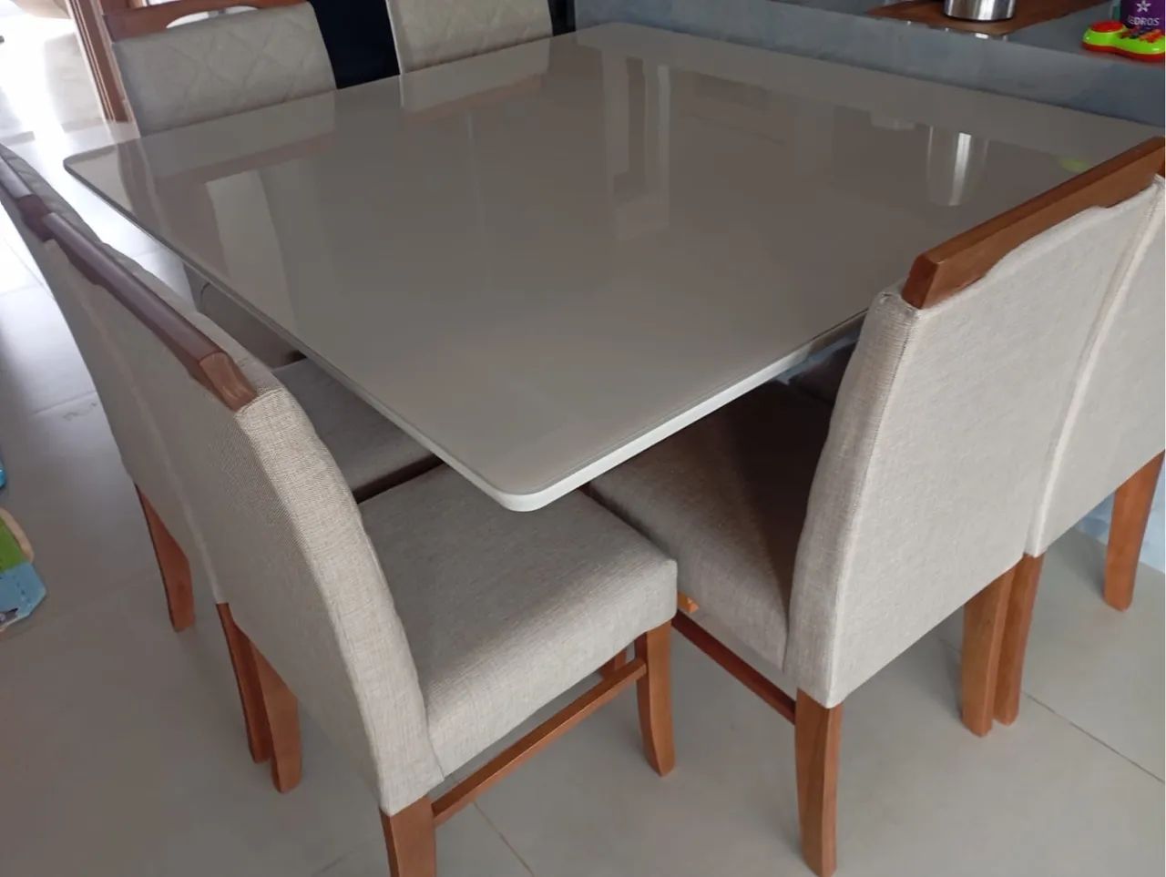 Mesa de Jantar Elegante com Cadeiras linda madeira 