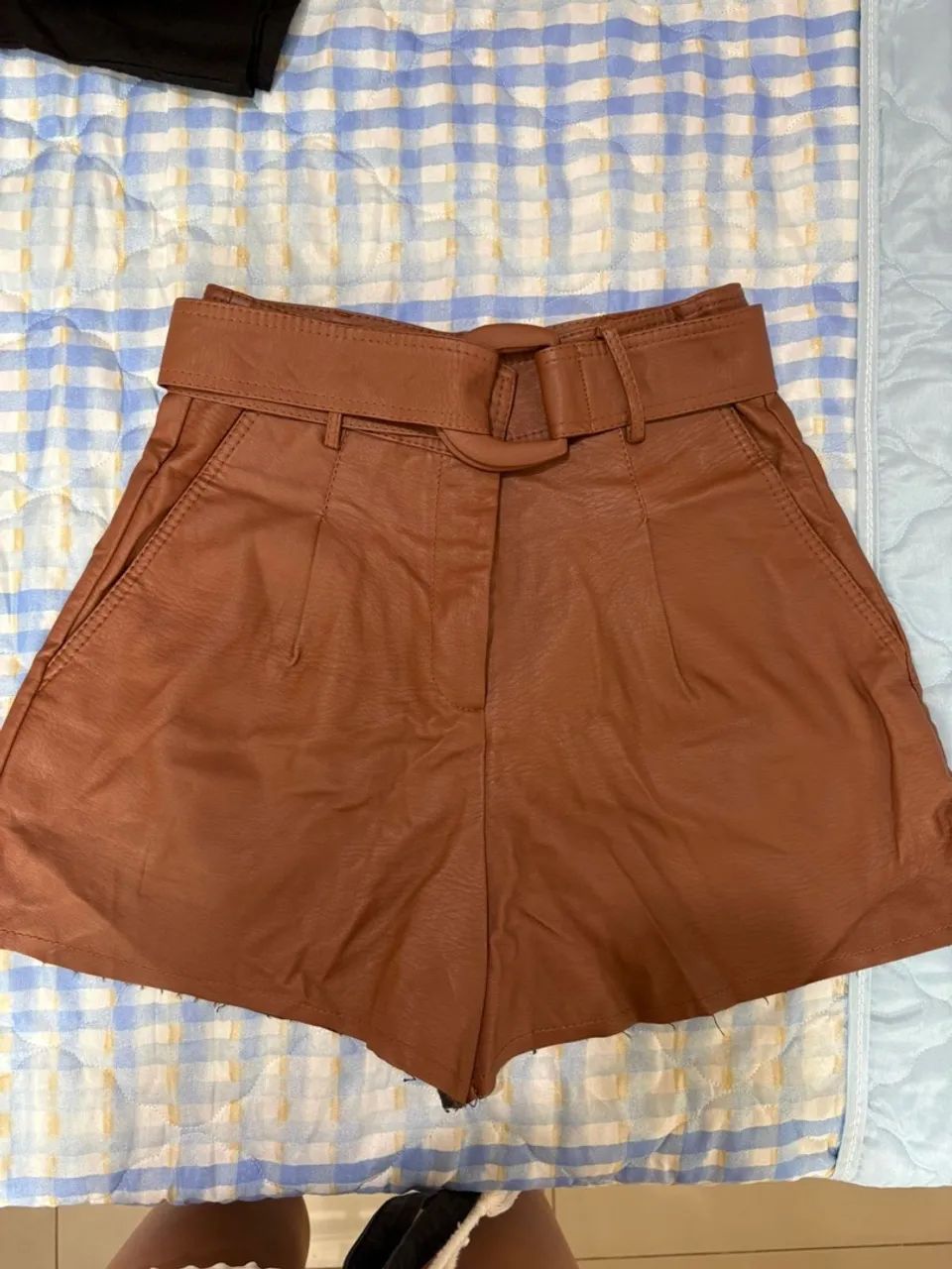 Shorts de Couro Marrom com Cinto - Foto 3