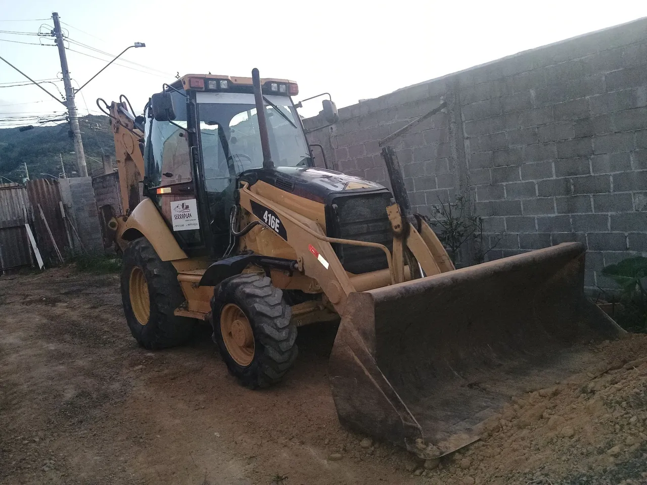 Retroescavadeira Caterpillar 416E