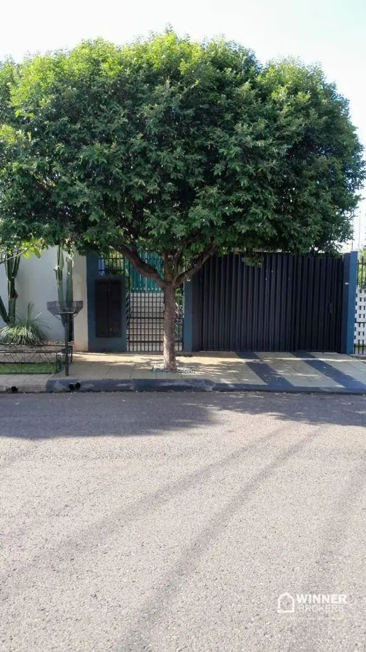 Sobrado moderno com porcelanato, vista panorâmica e 2 kitnets Maringá, bairro excelente