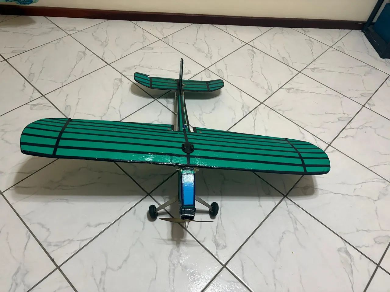 Aeromodelo elétrico asa alta treinador