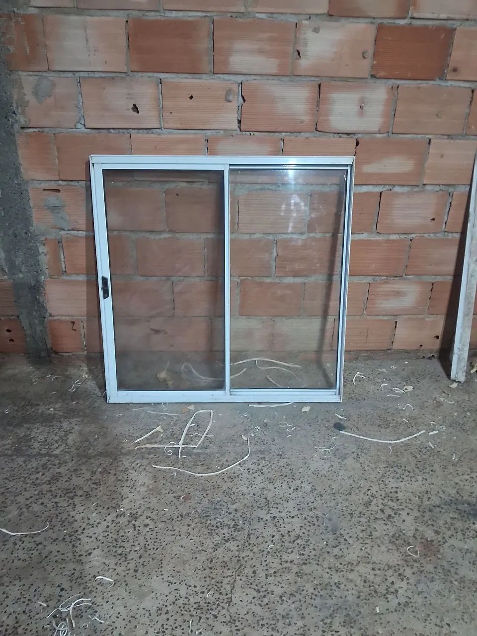  1 porta madeira 220 1 vitro 1x1 alumínio 200 tanque e lavatorio 60